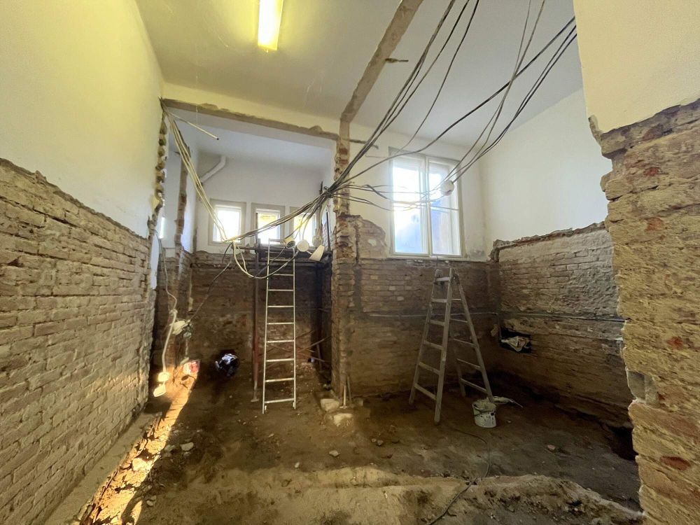 Oprava Komensk�ho s�n�