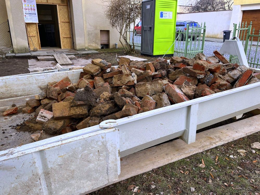 Oprava Komensk�ho s�n�