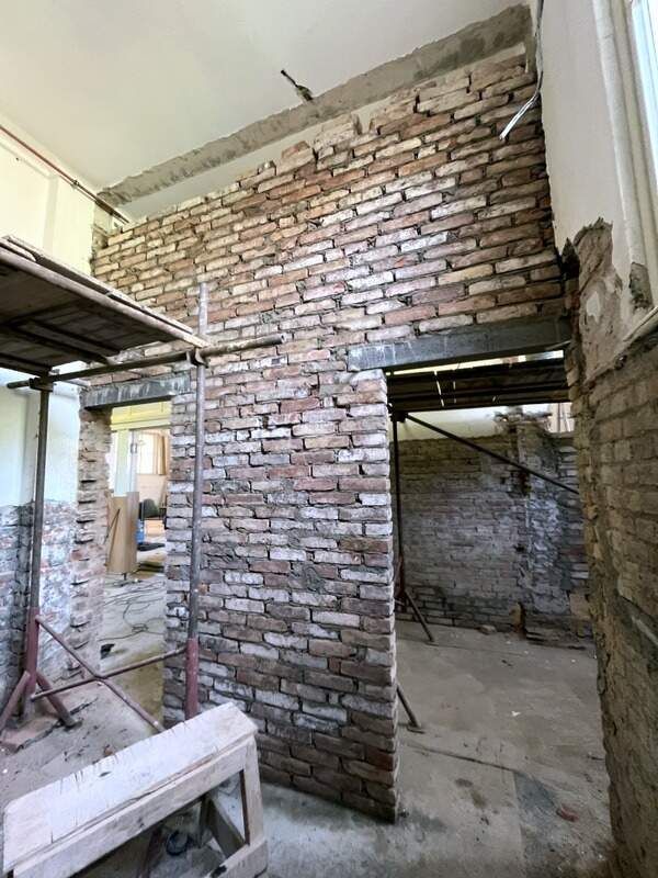 Oprava Komensk�ho s�n�