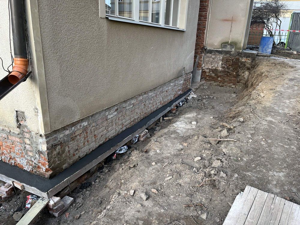 Oprava Komensk�ho s�n�