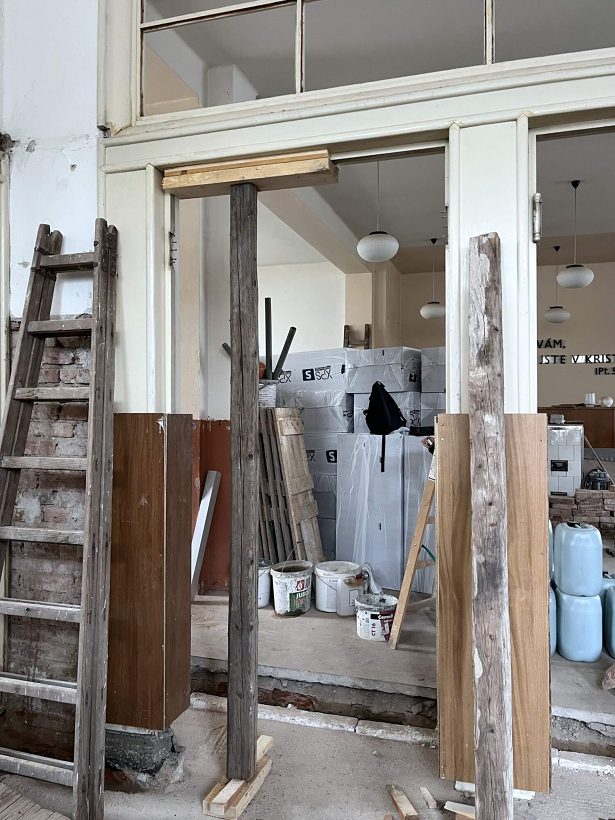 Oprava Komensk�ho s�n�