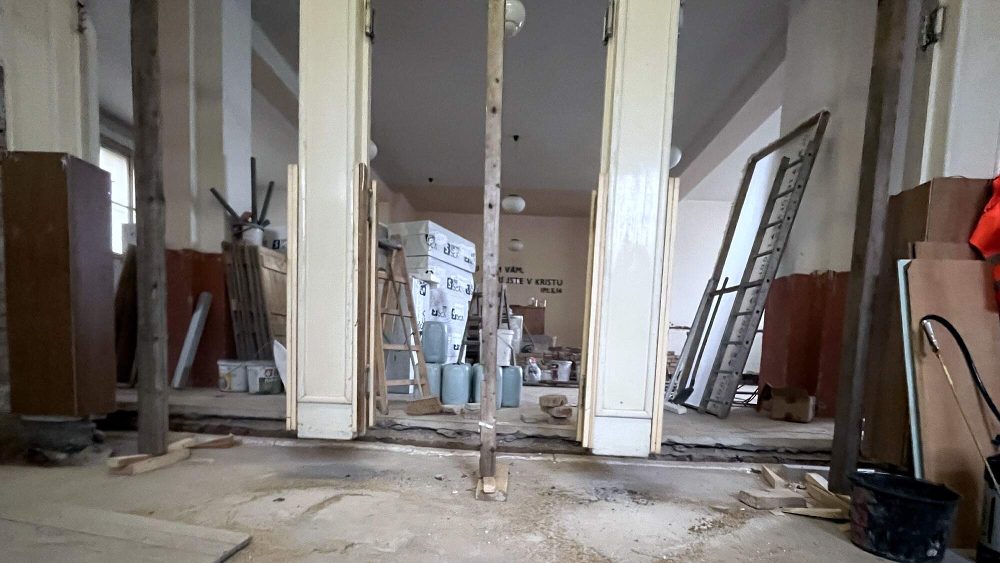 Oprava Komensk�ho s�n�