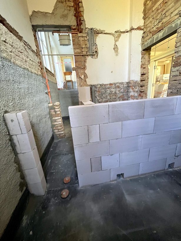 Oprava Komensk�ho s�n�